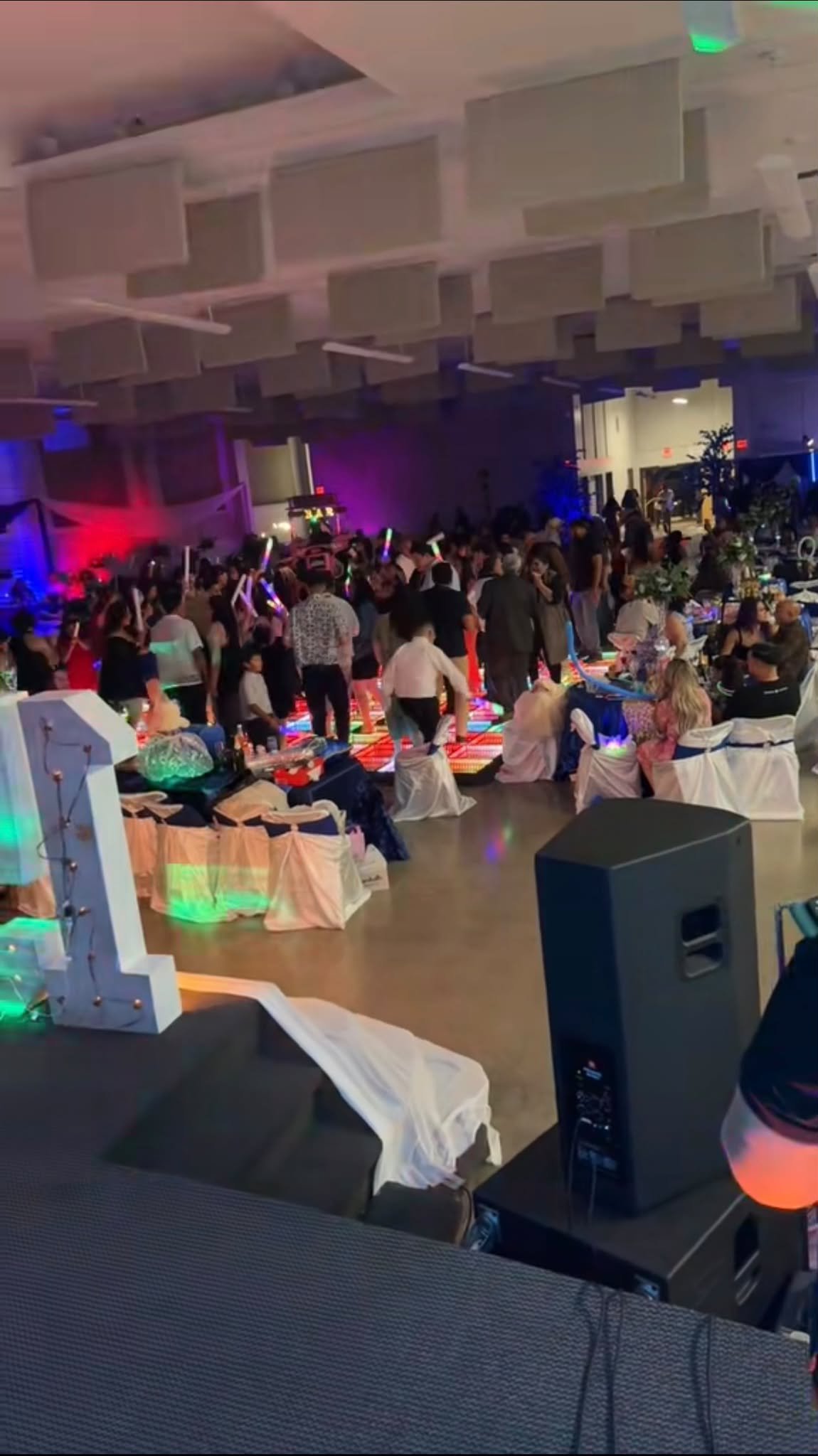 Invitados bailando en la pista